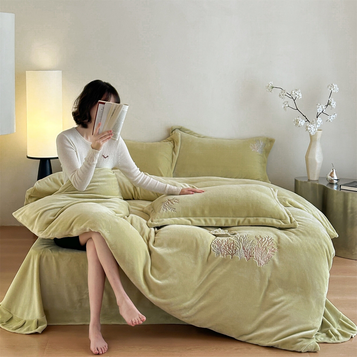 91家纺网 家纺一手货源 找家纺 泽西家纺+V17798841158发大图 2025新品秋冬加厚保暖225克刺绣牛奶绒四件套-珊瑚 珊瑚-姜黄