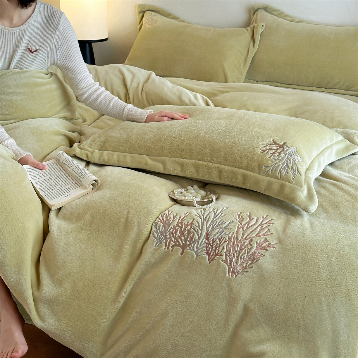 91家纺网 家纺一手货源 找家纺 泽西家纺+V17798841158发大图 2025新品秋冬加厚保暖225克刺绣牛奶绒四件套-珊瑚 珊瑚-姜黄