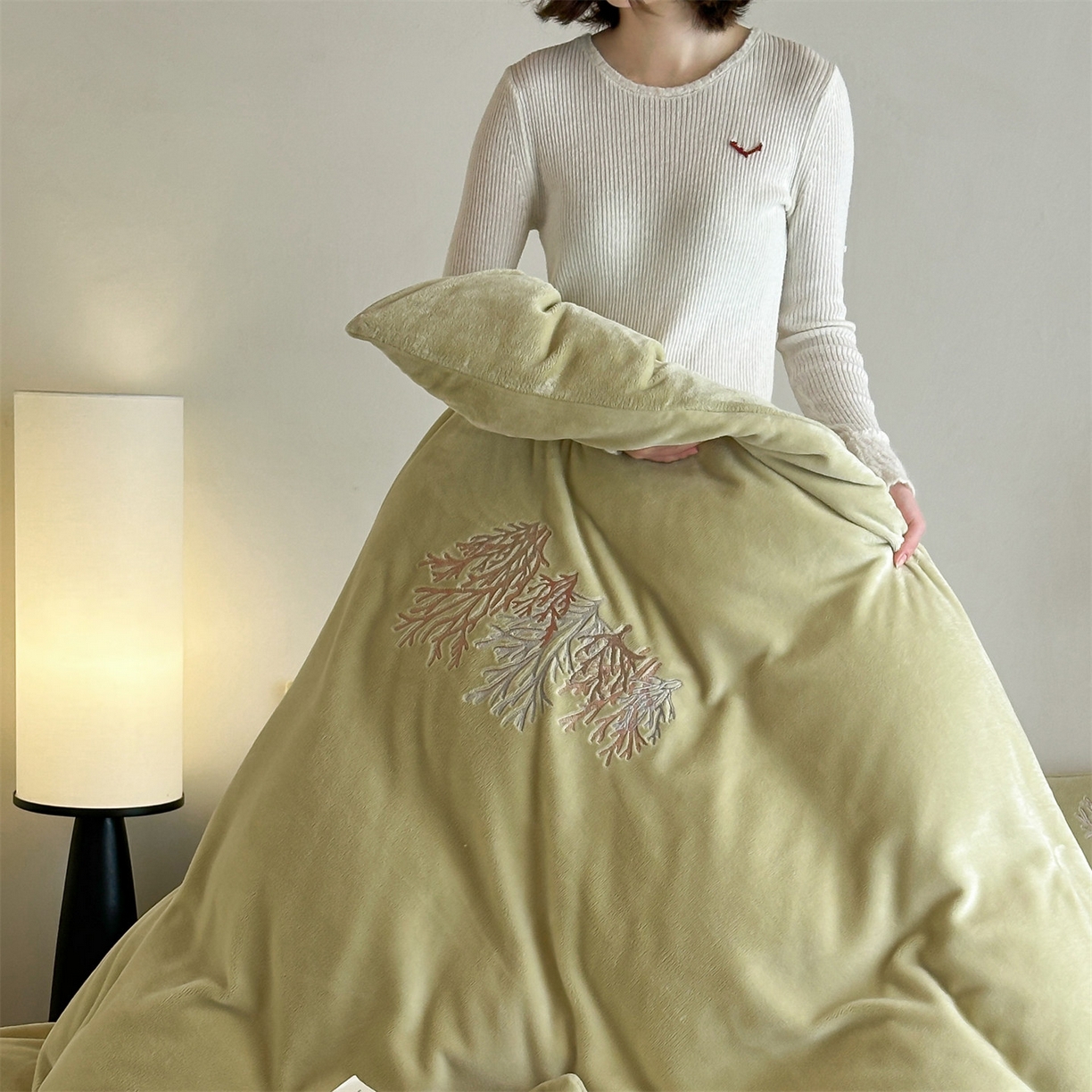 91家纺网 家纺一手货源 找家纺 泽西家纺+V17798841158发大图 2025新品秋冬加厚保暖225克刺绣牛奶绒四件套-珊瑚 珊瑚-姜黄