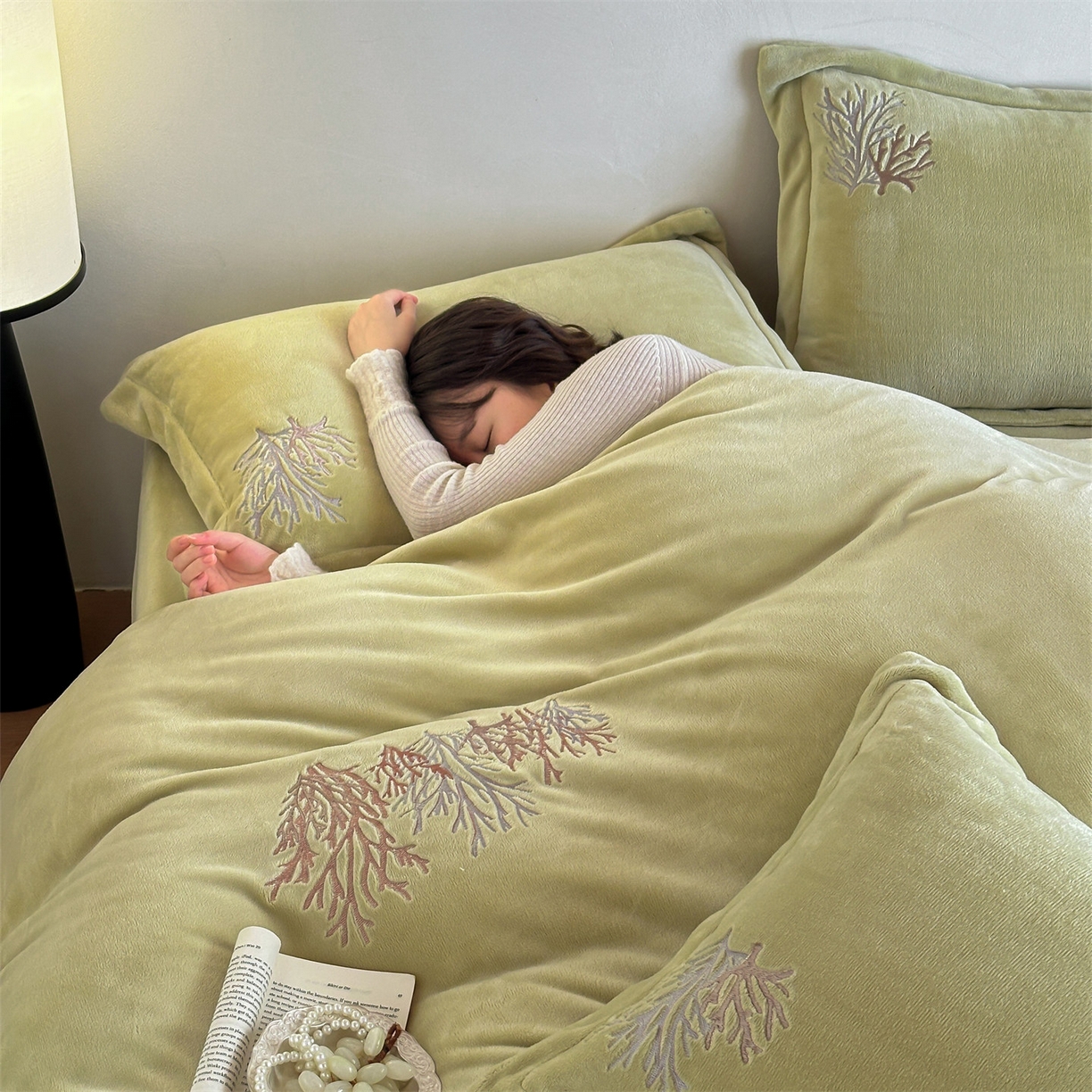 91家纺网 家纺一手货源 找家纺 泽西家纺+V17798841158发大图 2025新品秋冬加厚保暖225克刺绣牛奶绒四件套-珊瑚 珊瑚-姜黄