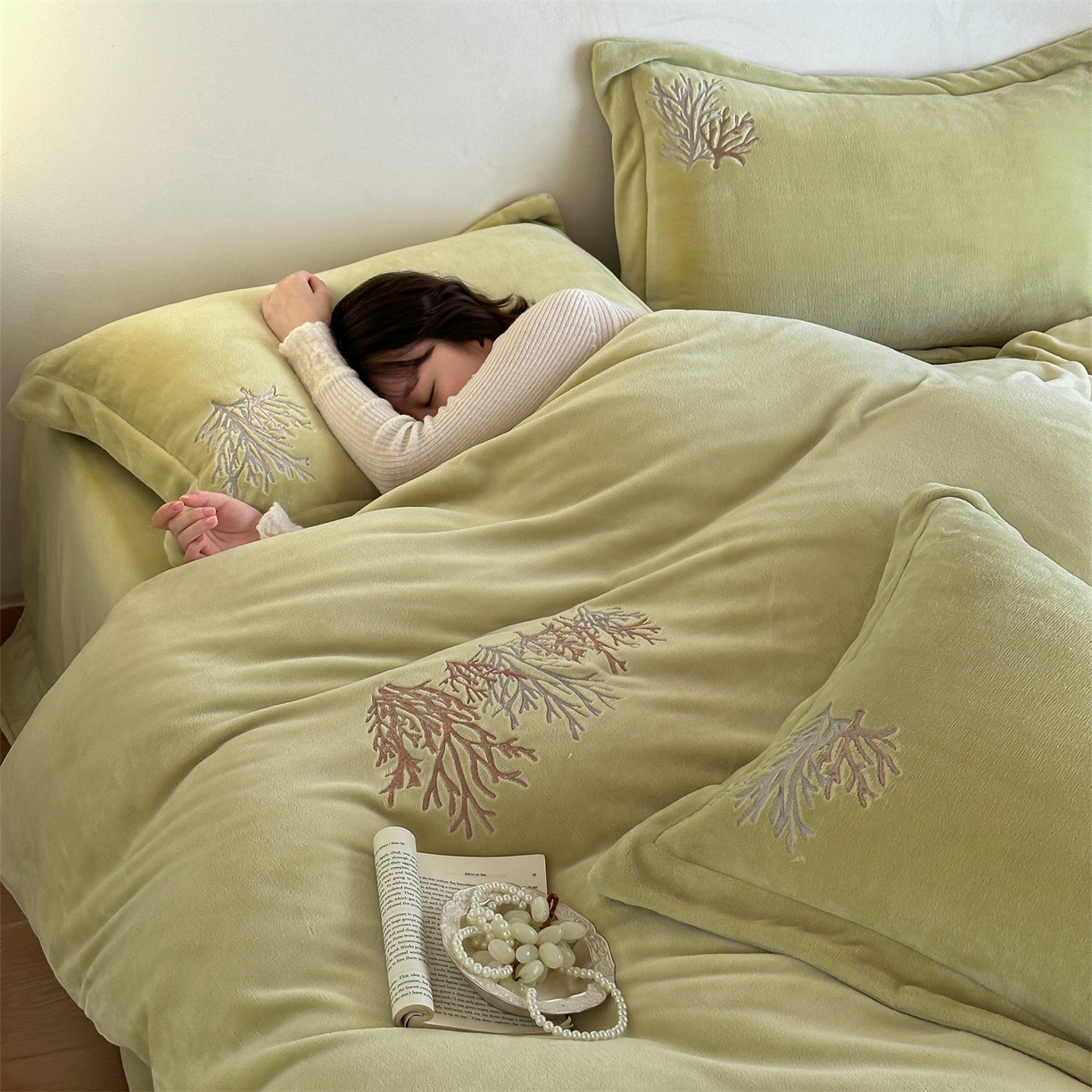 91家纺网 家纺一手货源 找家纺 泽西家纺+V17798841158发大图 2025新品秋冬加厚保暖225克刺绣牛奶绒四件套-珊瑚 珊瑚-姜黄