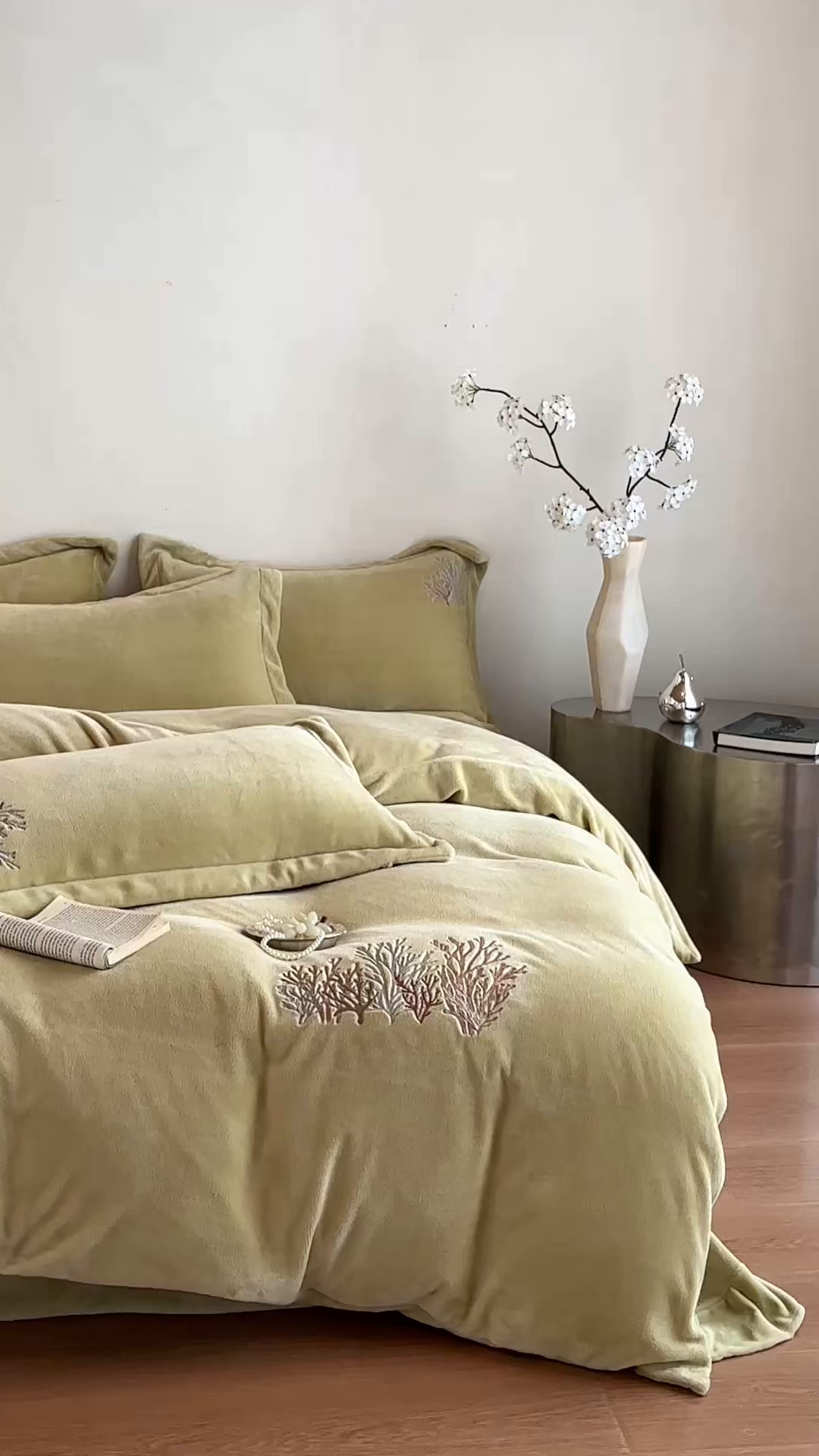 91家纺网 家纺一手货源 找家纺 泽西家纺+V17798841158发大图 2025新品秋冬加厚保暖225克刺绣牛奶绒四件套-珊瑚 珊瑚-姜黄