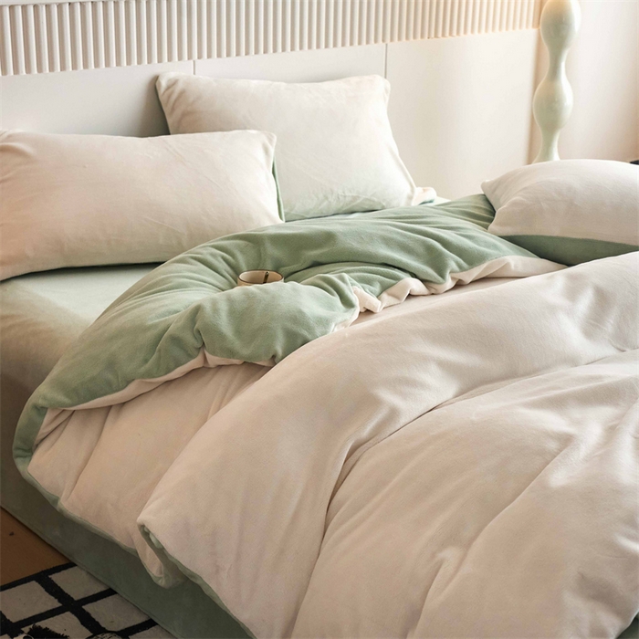 91家纺网 家纺一手货源 找家纺 乐居家纺 2025新款200克重纯色单面绒牛奶绒四件套 奶昔白+淡彩绿