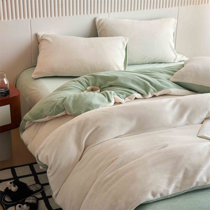 91家纺网 家纺一手货源 找家纺 乐居家纺 2025新款200克重纯色单面绒牛奶绒四件套 奶昔白+淡彩绿