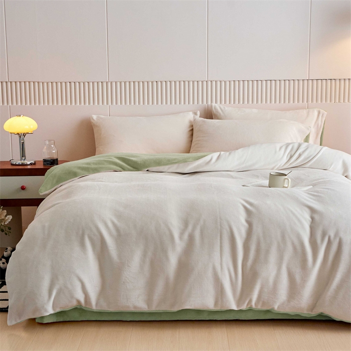 91家纺网 家纺一手货源 找家纺 乐居家纺 2025新款200克重纯色单面绒牛奶绒四件套 奶昔白+淡彩绿