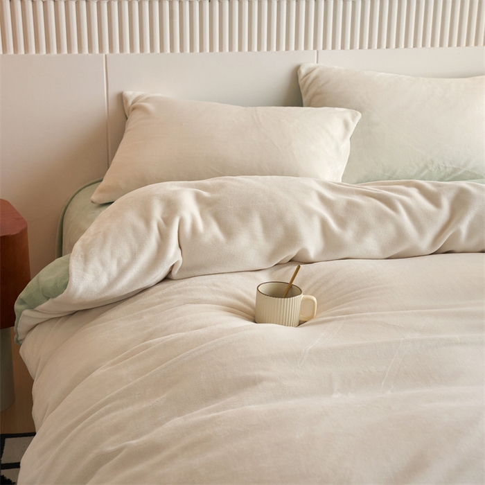 91家纺网 家纺一手货源 找家纺 乐居家纺 2025新款200克重纯色单面绒牛奶绒四件套 奶昔白+淡彩绿