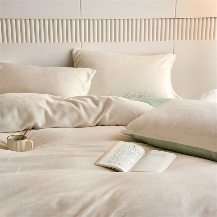 91家纺网 家纺一手货源 找家纺 乐居家纺 2025新款200克重纯色单面绒牛奶绒四件套 奶昔白+淡彩绿