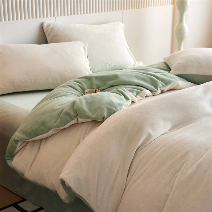 91家纺网 家纺一手货源 找家纺 乐居家纺 2025新款200克重纯色单面绒牛奶绒四件套 奶昔白+淡彩绿