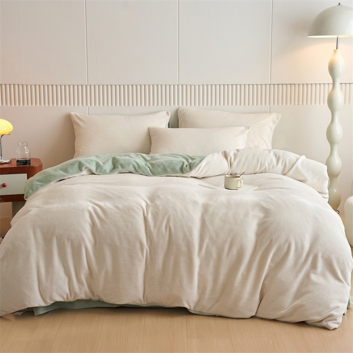 91家纺网 家纺一手货源 找家纺 乐居家纺 2025新款200克重纯色单面绒牛奶绒四件套 奶昔白+淡彩绿