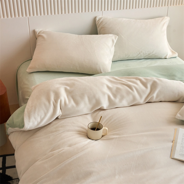 91家纺网 家纺一手货源 找家纺 乐居家纺 2025新款200克重纯色单面绒牛奶绒四件套 奶昔白+淡彩绿