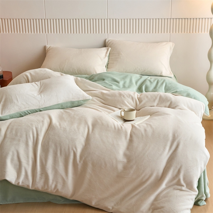 91家纺网 家纺一手货源 找家纺 乐居家纺 2025新款200克重纯色单面绒牛奶绒四件套 奶昔白+淡彩绿