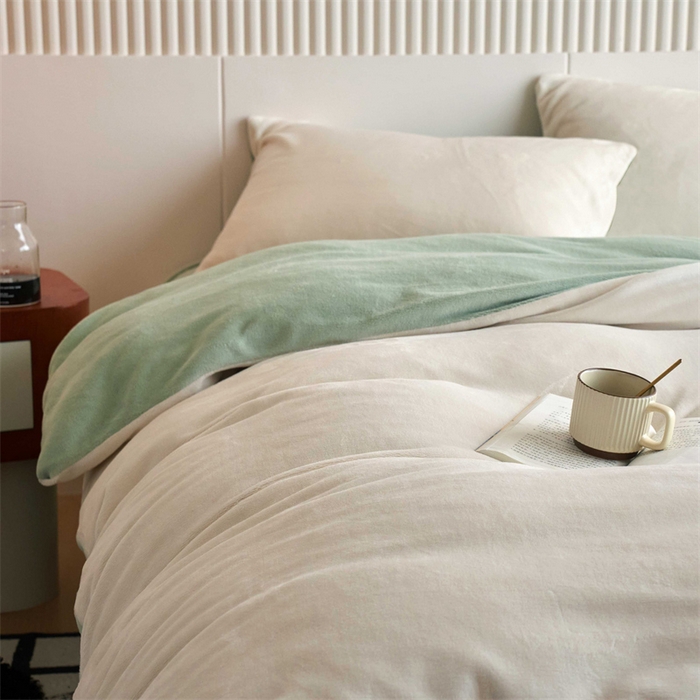 91家纺网 家纺一手货源 找家纺 乐居家纺 2025新款200克重纯色单面绒牛奶绒四件套 奶昔白+淡彩绿