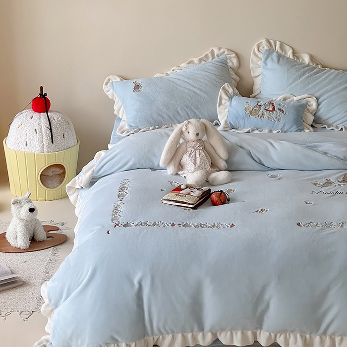 91家纺网 家纺一手货源 找家纺 （总）黛舒家居 2025新款260g全消光牛奶绒高克重刺绣云肤绒四件套-可爱小兔 （小号三件套中枕套兔子随机）（会员-20）线上券前最低控价（基础价）： 小号床单款322/ 标准床单款352 / 加大