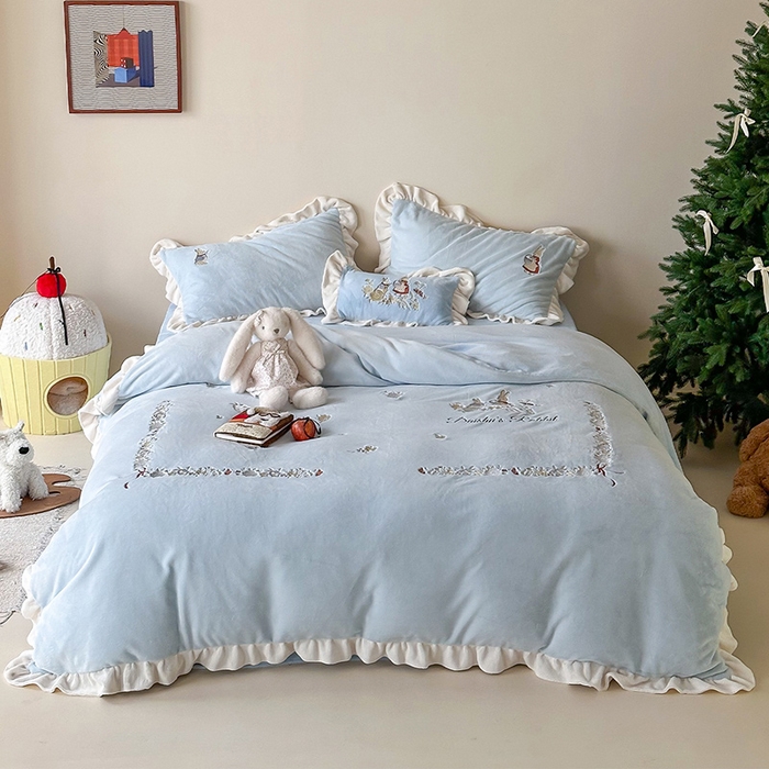 91家纺网 家纺一手货源 找家纺 （总）黛舒家居 2025新款260g全消光牛奶绒高克重刺绣云肤绒四件套-可爱小兔 （小号三件套中枕套兔子随机）（会员-20）线上券前最低控价（基础价）： 小号床单款322/ 标准床单款352 / 加大