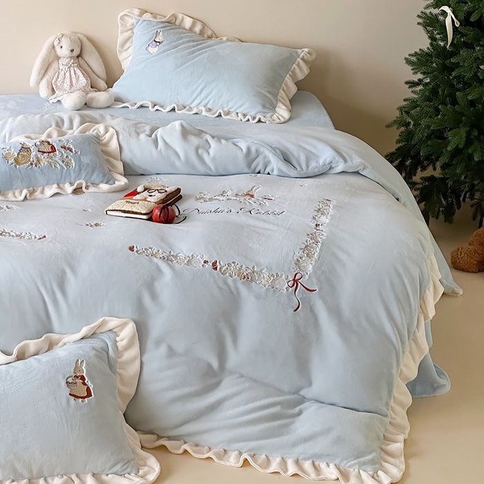 91家纺网 家纺一手货源 找家纺 （总）黛舒家居 2025新款260g全消光牛奶绒高克重刺绣云肤绒四件套-可爱小兔 （小号三件套中枕套兔子随机）（会员-20）线上券前最低控价（基础价）： 小号床单款322/ 标准床单款352 / 加大