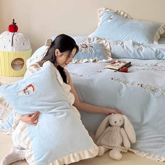 91家纺网 家纺一手货源 找家纺 （总）黛舒家居 2025新款260g全消光牛奶绒高克重刺绣云肤绒四件套-可爱小兔 （小号三件套中枕套兔子随机）（会员-20）线上券前最低控价（基础价）： 小号床单款322/ 标准床单款352 / 加大