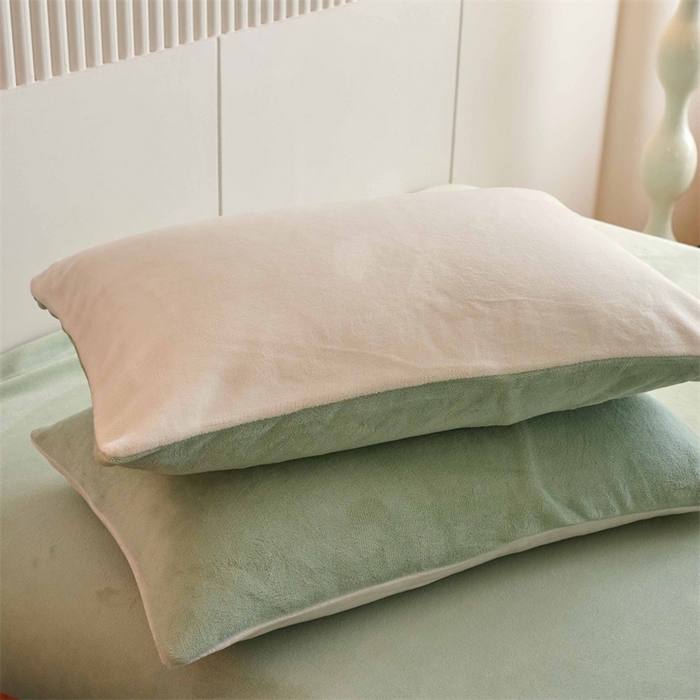 91家纺网 家纺一手货源 找家纺 乐居家纺 2025新款200克重纯色单面绒牛奶绒四件套 奶昔白+淡彩绿