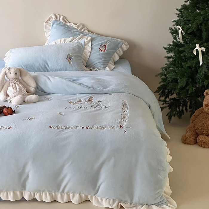 91家纺网 家纺一手货源 找家纺 （总）黛舒家居 2025新款260g全消光牛奶绒高克重刺绣云肤绒四件套-可爱小兔 （小号三件套中枕套兔子随机）（会员-20）线上券前最低控价（基础价）： 小号床单款322/ 标准床单款352 / 加大