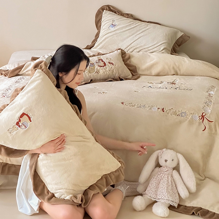 91家纺网 家纺一手货源 找家纺 （总）黛舒家居 2025新款260g全消光牛奶绒高克重刺绣云肤绒四件套-可爱小兔 （小号三件套中枕套兔子随机）（会员-20）线上券前最低控价（基础价）： 小号床单款322/ 标准床单款352 / 加大