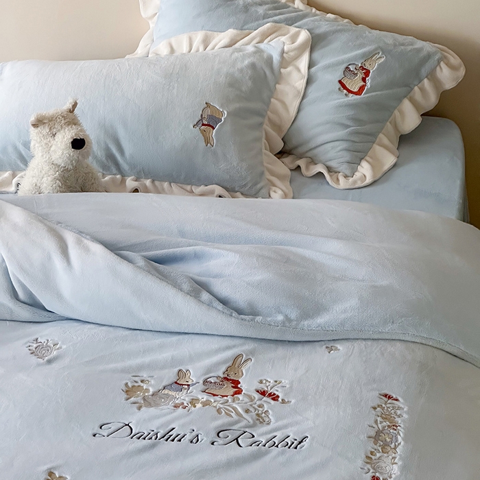 91家纺网 家纺一手货源 找家纺 （总）黛舒家居 2025新款260g全消光牛奶绒高克重刺绣云肤绒四件套-可爱小兔 （小号三件套中枕套兔子随机）（会员-20）线上券前最低控价（基础价）： 小号床单款322/ 标准床单款352 / 加大