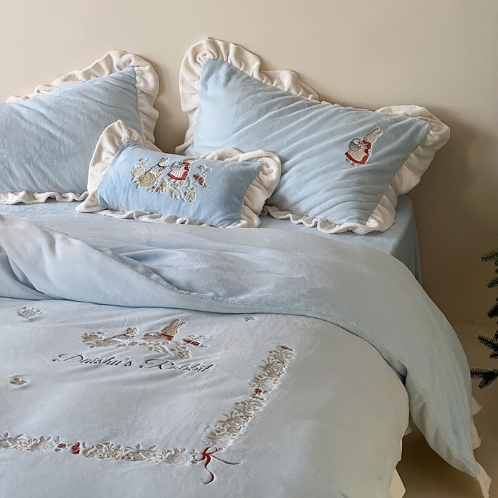 91家纺网 家纺一手货源 找家纺 （总）黛舒家居 2025新款260g全消光牛奶绒高克重刺绣云肤绒四件套-可爱小兔 （小号三件套中枕套兔子随机）（会员-20）线上券前最低控价（基础价）： 小号床单款322/ 标准床单款352 / 加大