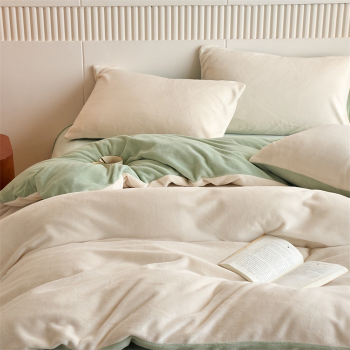 91家纺网 家纺一手货源 找家纺 乐居家纺 2025新款200克重纯色单面绒牛奶绒四件套 奶昔白+淡彩绿