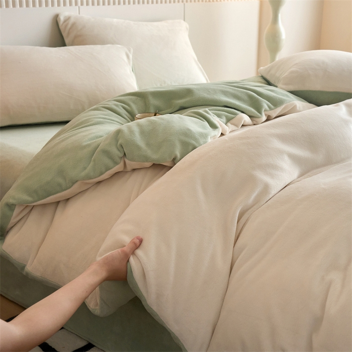 91家纺网 家纺一手货源 找家纺 乐居家纺 2025新款200克重纯色单面绒牛奶绒四件套 奶昔白+淡彩绿