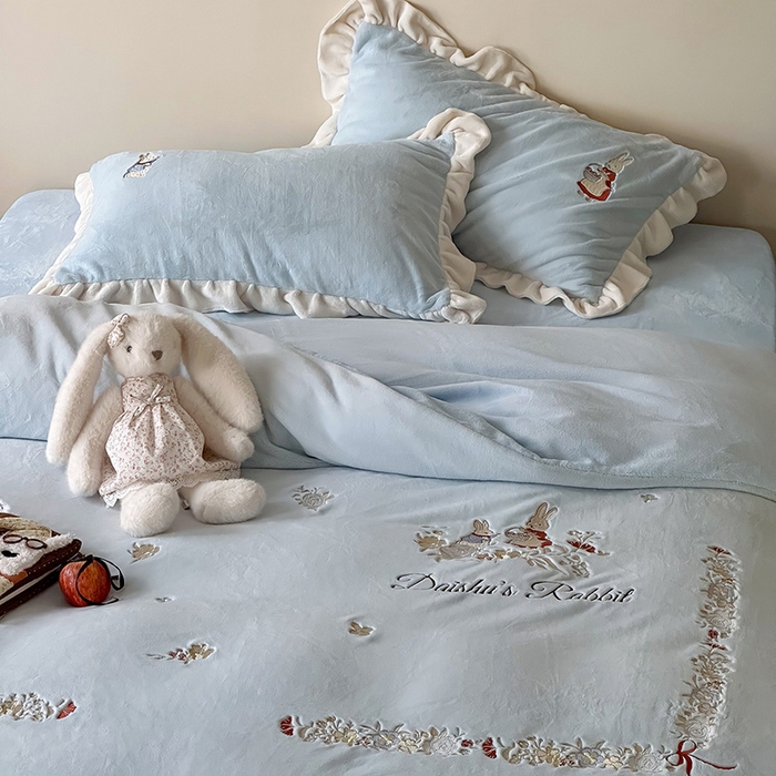 91家纺网 家纺一手货源 找家纺 （总）黛舒家居 2025新款260g全消光牛奶绒高克重刺绣云肤绒四件套-可爱小兔 （小号三件套中枕套兔子随机）（会员-20）线上券前最低控价（基础价）： 小号床单款322/ 标准床单款352 / 加大