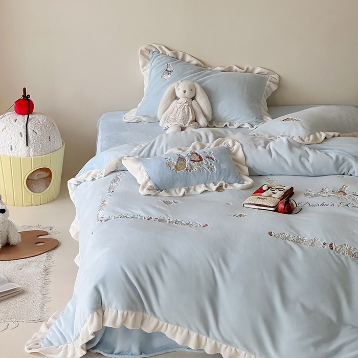 91家纺网 家纺一手货源 找家纺 （总）黛舒家居 2025新款260g全消光牛奶绒高克重刺绣云肤绒四件套-可爱小兔 （小号三件套中枕套兔子随机）（会员-20）线上券前最低控价（基础价）： 小号床单款322/ 标准床单款352 / 加大