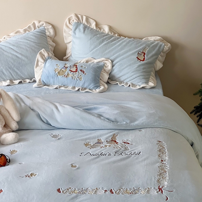 91家纺网 家纺一手货源 找家纺 （总）黛舒家居 2025新款260g全消光牛奶绒高克重刺绣云肤绒四件套-可爱小兔 （小号三件套中枕套兔子随机）（会员-20）线上券前最低控价（基础价）： 小号床单款322/ 标准床单款352 / 加大