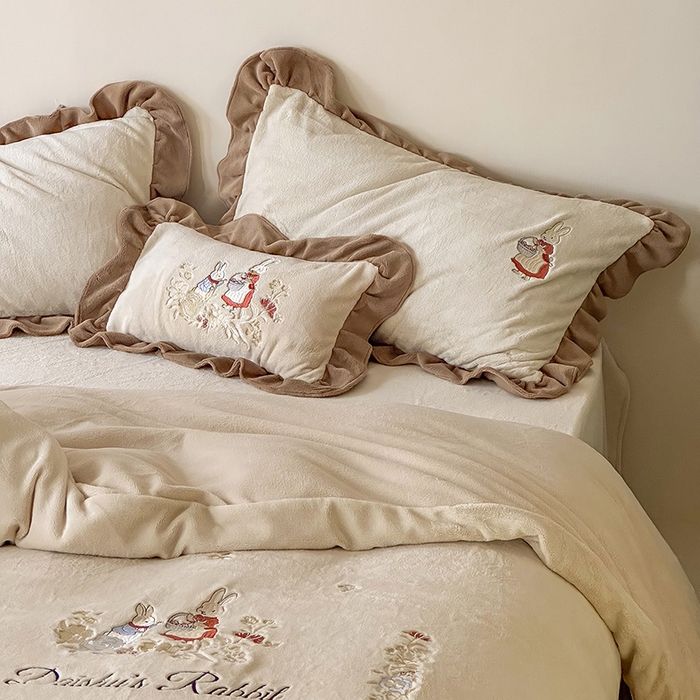 91家纺网 家纺一手货源 找家纺 黛舒家居 2025新款260g全消光牛奶绒高克重刺绣云肤绒四件套-可爱小兔 （小号三件套中枕套兔子随机）（会员-20）线上券前最低控价（基础价）： 小号床单款322/ 标准床单款352 / 加大床单款
