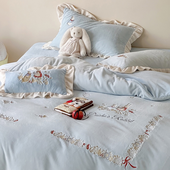 91家纺网 家纺一手货源 找家纺 黛舒家居 2025新款260g全消光牛奶绒高克重刺绣云肤绒四件套-可爱小兔 （小号三件套中枕套兔子随机）（会员-20）线上券前最低控价（基础价）： 小号床单款322/ 标准床单款352 / 加大床单款