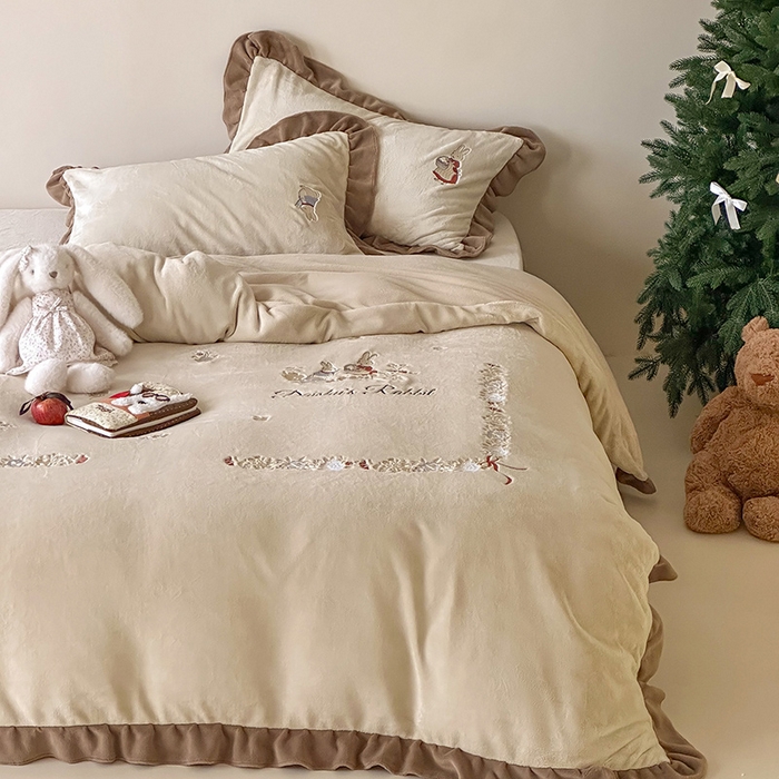 91家纺网 家纺一手货源 找家纺 黛舒家居 2025新款260g全消光牛奶绒高克重刺绣云肤绒四件套-可爱小兔 （小号三件套中枕套兔子随机）（会员-20）线上券前最低控价（基础价）： 小号床单款322/ 标准床单款352 / 加大床单款