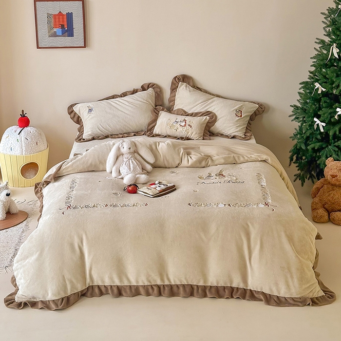 91家纺网 家纺一手货源 找家纺 黛舒家居 2025新款260g全消光牛奶绒高克重刺绣云肤绒四件套-可爱小兔 （小号三件套中枕套兔子随机）（会员-20）线上券前最低控价（基础价）： 小号床单款322/ 标准床单款352 / 加大床单款