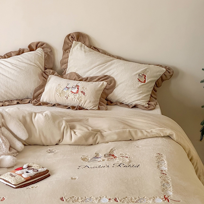 91家纺网 家纺一手货源 找家纺 黛舒家居 2025新款260g全消光牛奶绒高克重刺绣云肤绒四件套-可爱小兔 （小号三件套中枕套兔子随机）（会员-20）线上券前最低控价（基础价）： 小号床单款322/ 标准床单款352 / 加大床单款