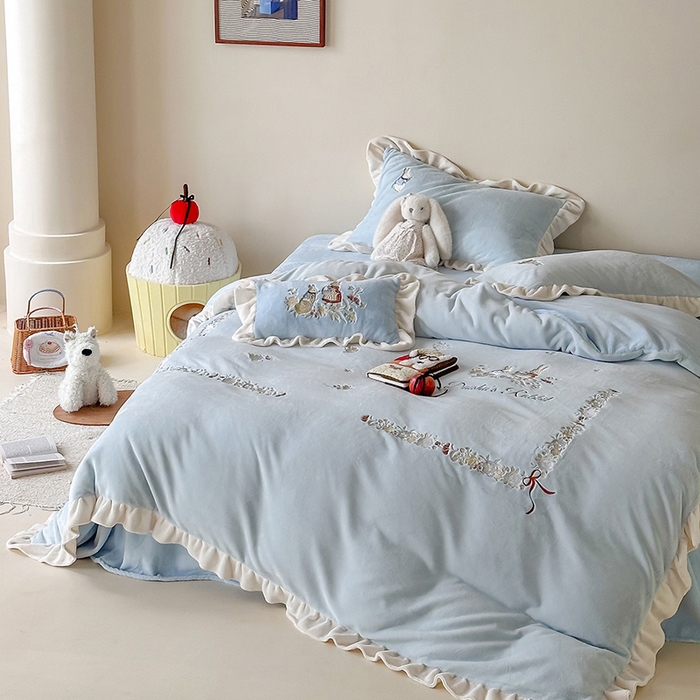 91家纺网 家纺一手货源 找家纺 黛舒家居 2025新款260g全消光牛奶绒高克重刺绣云肤绒四件套-可爱小兔 （小号三件套中枕套兔子随机）（会员-20）线上券前最低控价（基础价）： 小号床单款322/ 标准床单款352 / 加大床单款