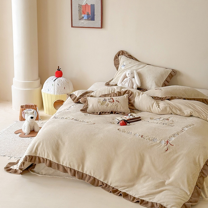 91家纺网 家纺一手货源 找家纺 黛舒家居 2025新款260g全消光牛奶绒高克重刺绣云肤绒四件套-可爱小兔 （小号三件套中枕套兔子随机）（会员-20）线上券前最低控价（基础价）： 小号床单款322/ 标准床单款352 / 加大床单款