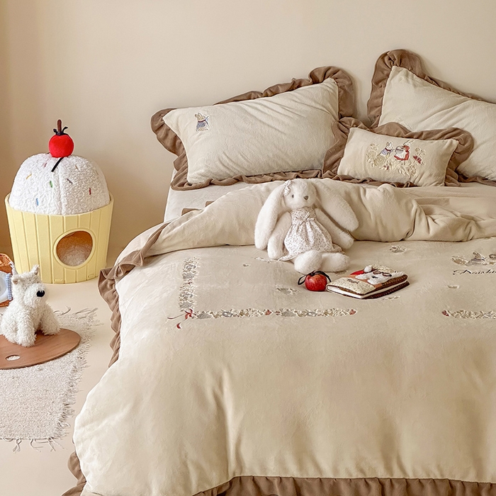 91家纺网 家纺一手货源 找家纺 黛舒家居 2025新款260g全消光牛奶绒高克重刺绣云肤绒四件套-可爱小兔 （小号三件套中枕套兔子随机）（会员-20）线上券前最低控价（基础价）： 小号床单款322/ 标准床单款352 / 加大床单款