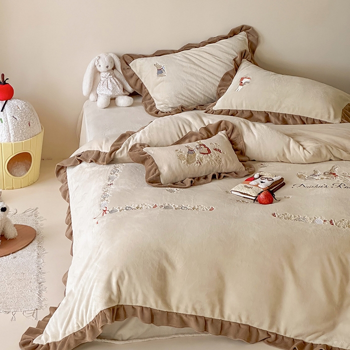 91家纺网 家纺一手货源 找家纺 黛舒家居 2025新款260g全消光牛奶绒高克重刺绣云肤绒四件套-可爱小兔 （小号三件套中枕套兔子随机）（会员-20）线上券前最低控价（基础价）： 小号床单款322/ 标准床单款352 / 加大床单款