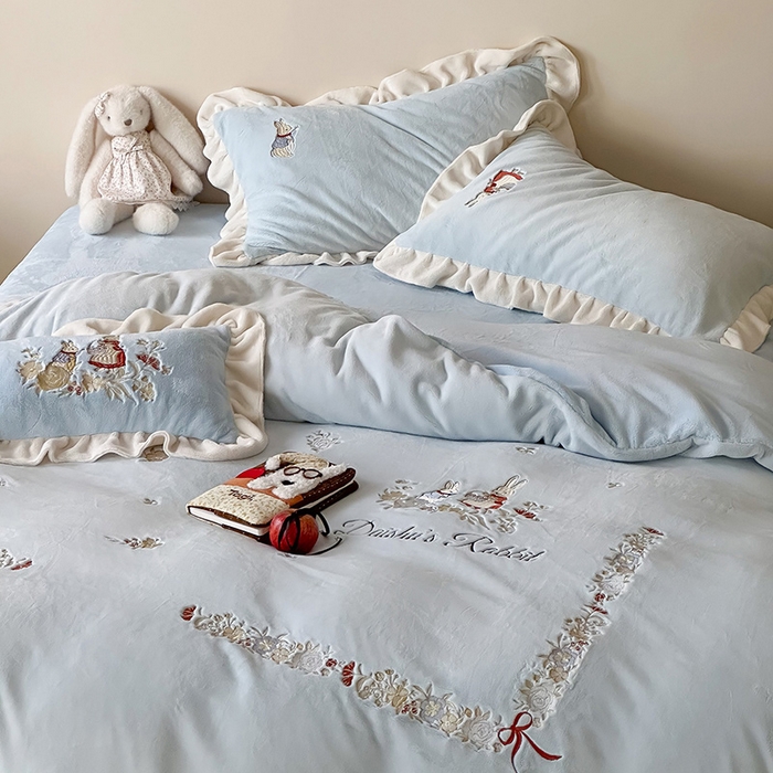 91家纺网 家纺一手货源 找家纺 黛舒家居 2025新款260g全消光牛奶绒高克重刺绣云肤绒四件套-可爱小兔 （小号三件套中枕套兔子随机）（会员-20）线上券前最低控价（基础价）： 小号床单款322/ 标准床单款352 / 加大床单款