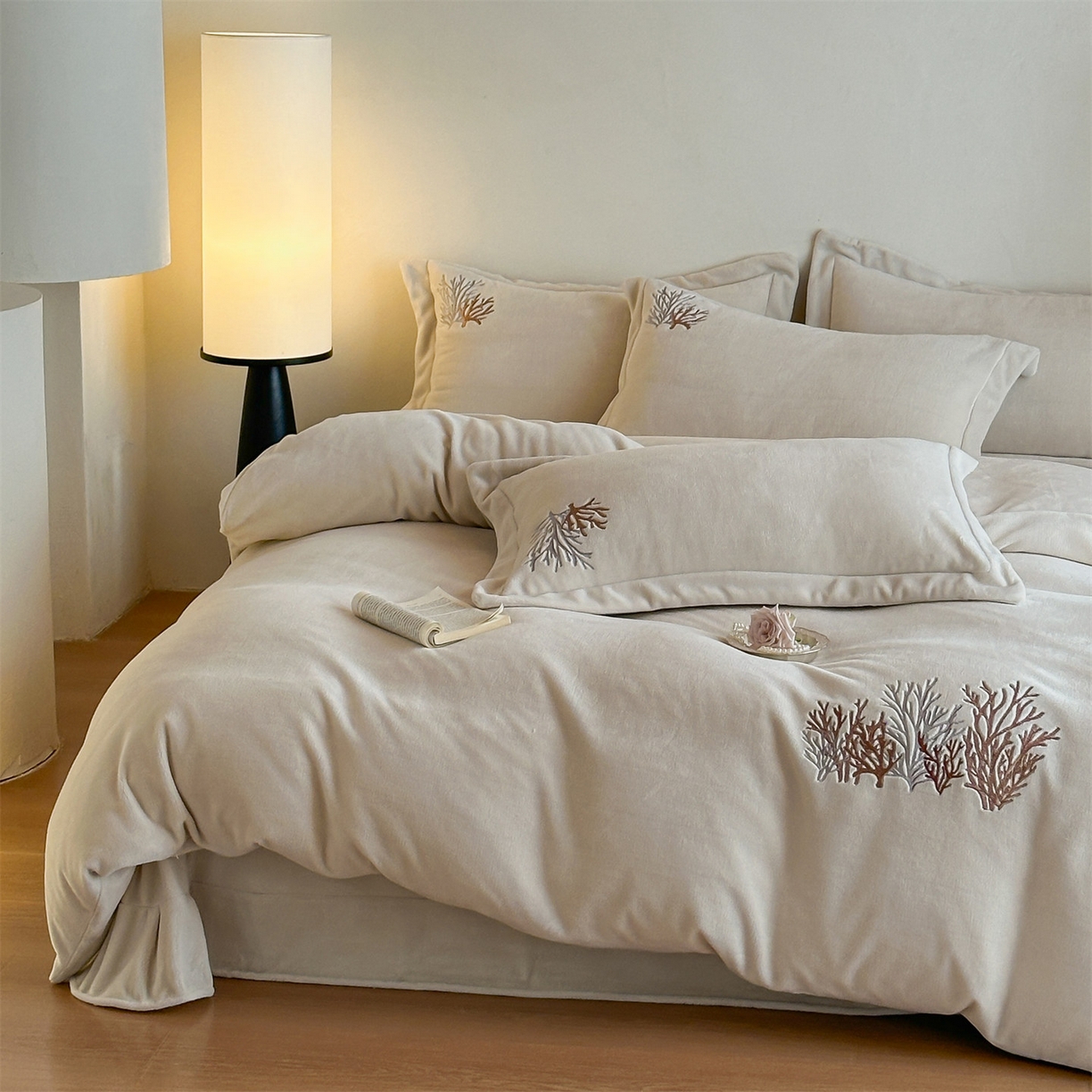 91家纺网 家纺一手货源 找家纺 泽西家纺+V17798841158发大图 2025新品秋冬加厚保暖225克刺绣牛奶绒四件套-珊瑚 珊瑚-米杏