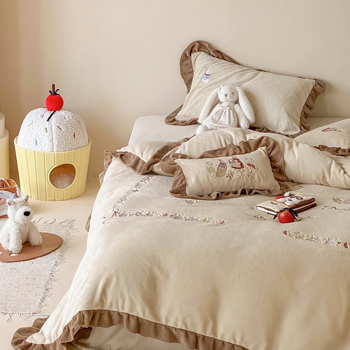 91家纺网 家纺一手货源 找家纺 黛舒家居 2025新款260g全消光牛奶绒高克重刺绣云肤绒四件套-可爱小兔 （小号三件套中枕套兔子随机）（会员-20）线上券前最低控价（基础价）： 小号床单款322/ 标准床单款352 / 加大床单款