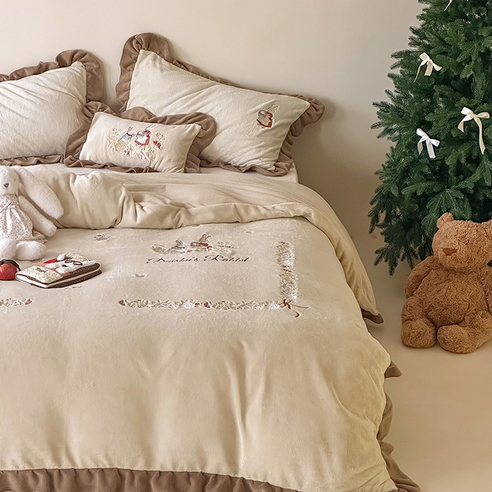 91家纺网 家纺一手货源 找家纺 黛舒家居 2025新款260g全消光牛奶绒高克重刺绣云肤绒四件套-可爱小兔 （小号三件套中枕套兔子随机）（会员-20）线上券前最低控价（基础价）： 小号床单款322/ 标准床单款352 / 加大床单款