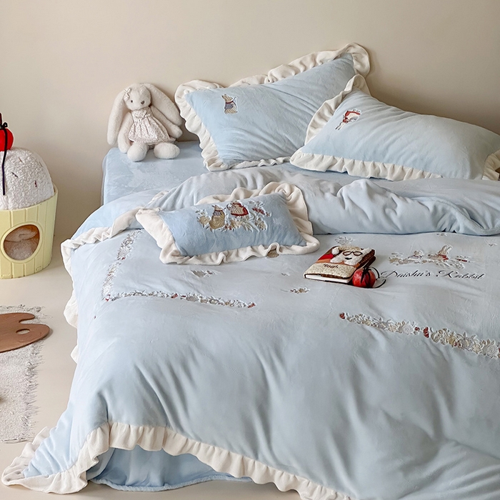 91家纺网 家纺一手货源 找家纺 黛舒家居 2025新款260g全消光牛奶绒高克重刺绣云肤绒四件套-可爱小兔 （小号三件套中枕套兔子随机）（会员-20）线上券前最低控价（基础价）： 小号床单款322/ 标准床单款352 / 加大床单款