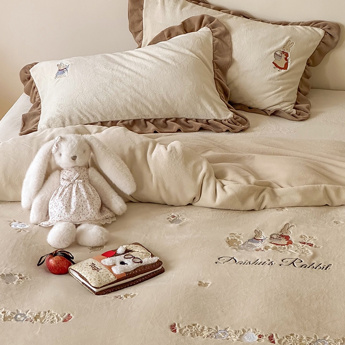 91家纺网 家纺一手货源 找家纺 黛舒家居 2025新款260g全消光牛奶绒高克重刺绣云肤绒四件套-可爱小兔 （小号三件套中枕套兔子随机）（会员-20）线上券前最低控价（基础价）： 小号床单款322/ 标准床单款352 / 加大床单款