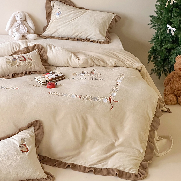 91家纺网 家纺一手货源 找家纺 黛舒家居 2025新款260g全消光牛奶绒高克重刺绣云肤绒四件套-可爱小兔 （小号三件套中枕套兔子随机）（会员-20）线上券前最低控价（基础价）： 小号床单款322/ 标准床单款352 / 加大床单款