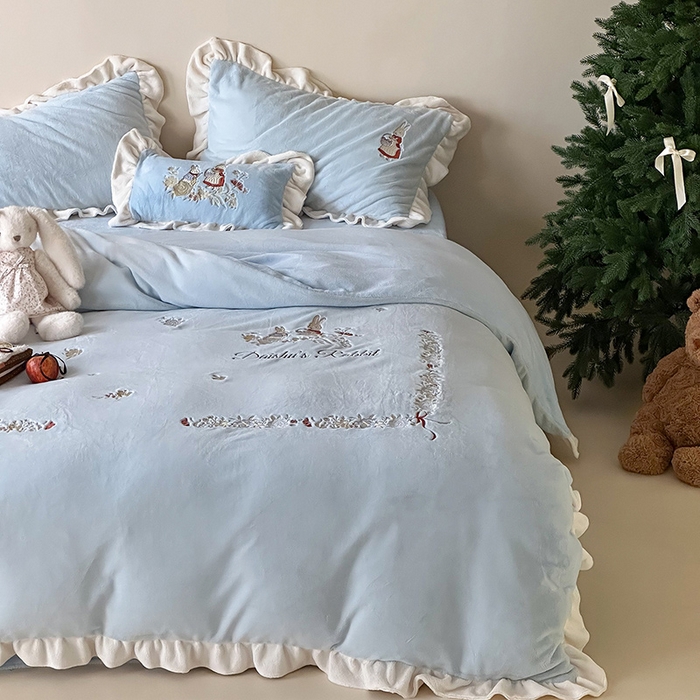 91家纺网 家纺一手货源 找家纺 黛舒家居 2025新款260g全消光牛奶绒高克重刺绣云肤绒四件套-可爱小兔 （小号三件套中枕套兔子随机）（会员-20）线上券前最低控价（基础价）： 小号床单款322/ 标准床单款352 / 加大床单款