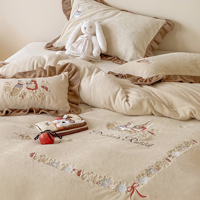 91家纺网 家纺一手货源 找家纺 黛舒家居 2025新款260g全消光牛奶绒高克重刺绣云肤绒四件套-可爱小兔 （小号三件套中枕套兔子随机）（会员-20）线上券前最低控价（基础价）： 小号床单款322/ 标准床单款352 / 加大床单款