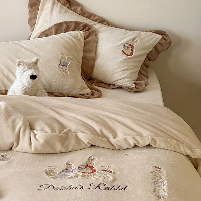 91家纺网 家纺一手货源 找家纺 黛舒家居 2025新款260g全消光牛奶绒高克重刺绣云肤绒四件套-可爱小兔 （小号三件套中枕套兔子随机）（会员-20）线上券前最低控价（基础价）： 小号床单款322/ 标准床单款352 / 加大床单款