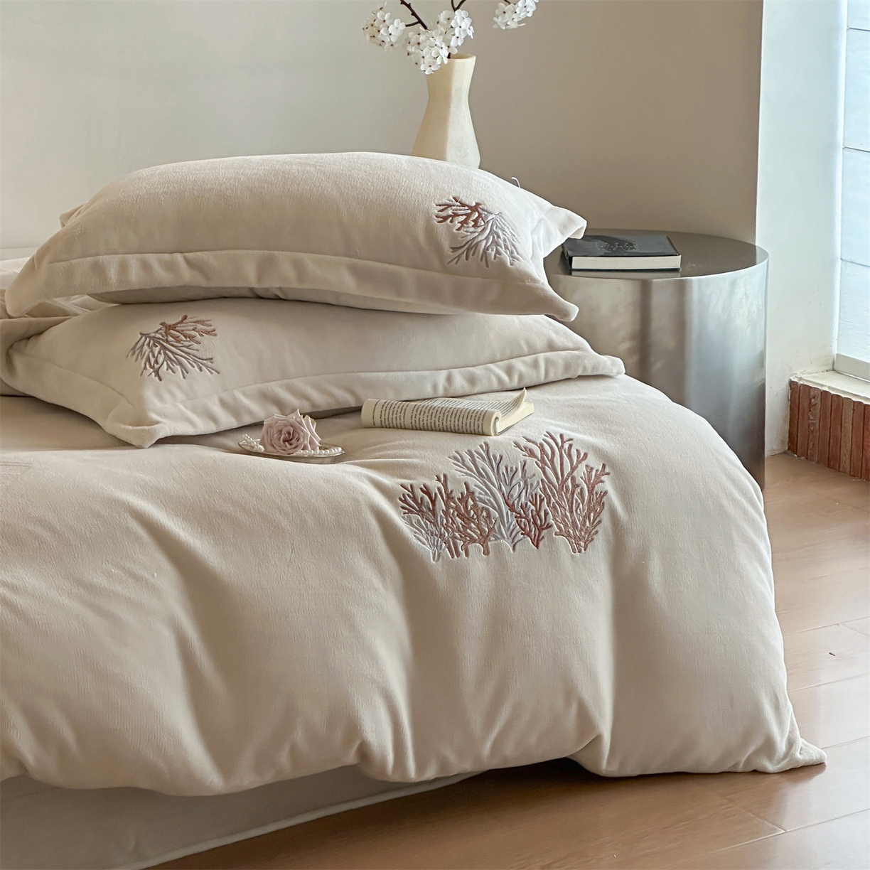 91家纺网 家纺一手货源 找家纺 泽西家纺+V17798841158发大图 2025新品秋冬加厚保暖225克刺绣牛奶绒四件套-珊瑚 珊瑚-米杏